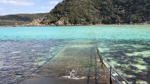 ใกล้ชายหาด, ทรายสีขาว, รถรับส่งชายหาด (คิดค่าบริการ), ร่มชายหาด