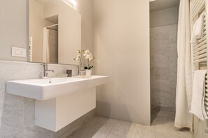 シャワー、ヘアドライヤー、ビデ