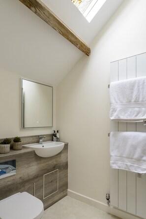 Douche, sèche-cheveux, serviettes fournies, savon