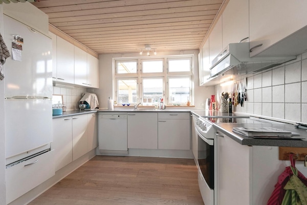 Køleskab, kogeplade, opvaskemaskine, kaffe-/temaskine