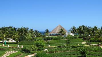 Deluxe Apartment, 3 Bedrooms, Beach View | Garden view