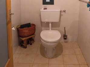 Regadera, secadora de cabello, toallas, papel de baño 