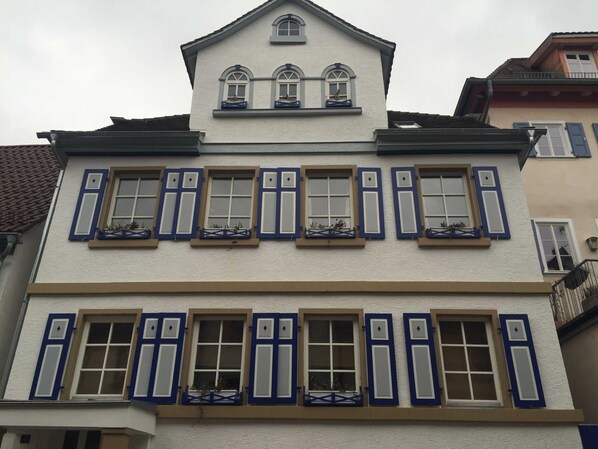 Unclassified image, 1 of 8, button