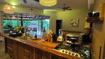 Fridge, oven, stovetop, coffee/tea maker