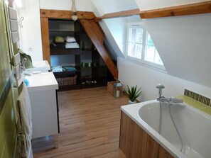 Ensemble douche/baignoire, sèche-cheveux, serviettes fournies