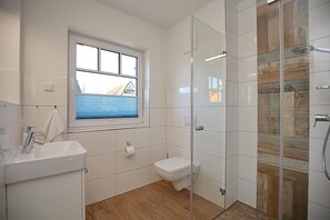 Combined shower/tub, hair dryer, towels