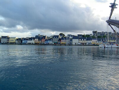 Chalet de madera con vistas al mar, amplio jardín.