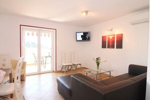 TV, fireplace - With sea view in Apartment Bernstein in Porec. (Porec)