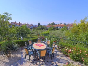 Outdoor dining - With sea view in Apartment Bernstein in Porec. (Porec)