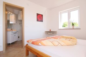 2 bedrooms, in-room safe, iron/ironing board, WiFi - With sea view in Apartment Bernstein in Porec. (Porec)