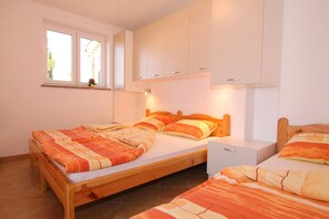 2 quartos, cofres nos quartos, ferros/tábuas de passar roupa, Wi-Fi