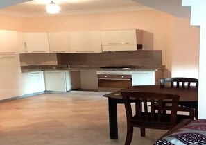 Réfrigérateur, four, plaque de cuisson