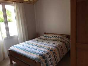 4 bedrooms, iron/ironing board, WiFi - Family house 4 bedrooms in La Couarde, near the center and the beach (la couarde sur mer)
