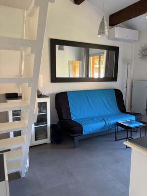 LED TV, books, stereo - T2 Mezzanine in Ste Maxime Gulf of St Tropez (Sainte-Maxime)