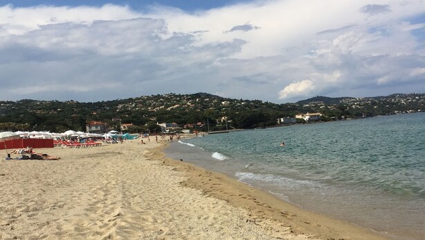 A sandy beach with umbrellas and a few people. - T2 Mezzanine in Ste Maxime Gulf of St Tropez (Sainte-Maxime)