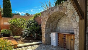 A stone archway leading to a kitchen with a stone floor and a small refrigerator. - CASA TURCHINA - VILLA **** - Heated swimming pool - Near L'Ile-Rousse beach (MONTICELLO)