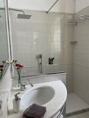 Suite Deluxe, 1 cama Queen size, baño privado | Baño | Regadera, amenidades de baño gratuitas, secadora de cabello, batas 