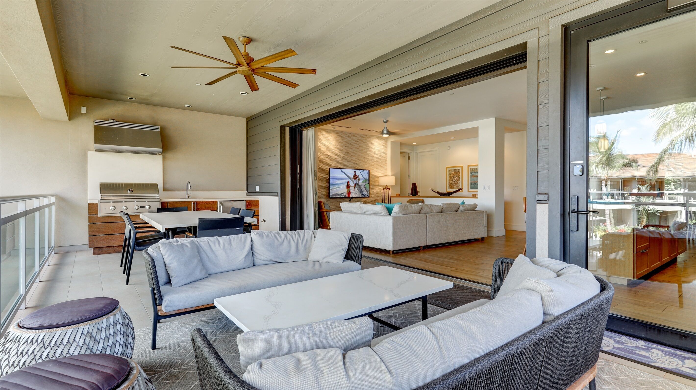 Amplia sala de estar con un sofá grande, una mesa de comedor y una zona de cocina con una parrilla.