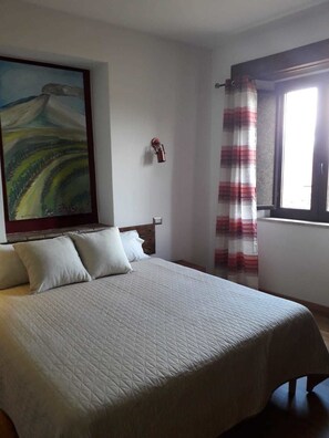 Minibar, in-room safe, individually furnished, desk - B&B Le Vie del Borgo (Castiglione di Sicilia)