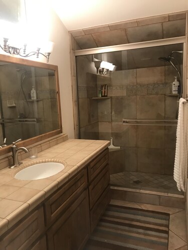 Beautiful  Spacious Suite w/private entrance