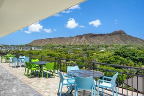 Eine Terrasse mit Sitzgelegenheiten und Blick auf einen Berg.
