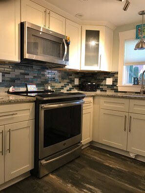 Fridge, microwave, oven, stovetop - Two bedroom l full laundry l blocks to the beach l 30 day stay (Virginia Beach)