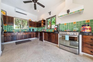 冰箱、微波炉、烤箱、炉灶