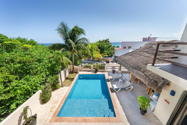 حمّام سباحة مُدفَّأ