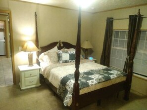 3 bedrooms, desk, iron/ironing board, free WiFi