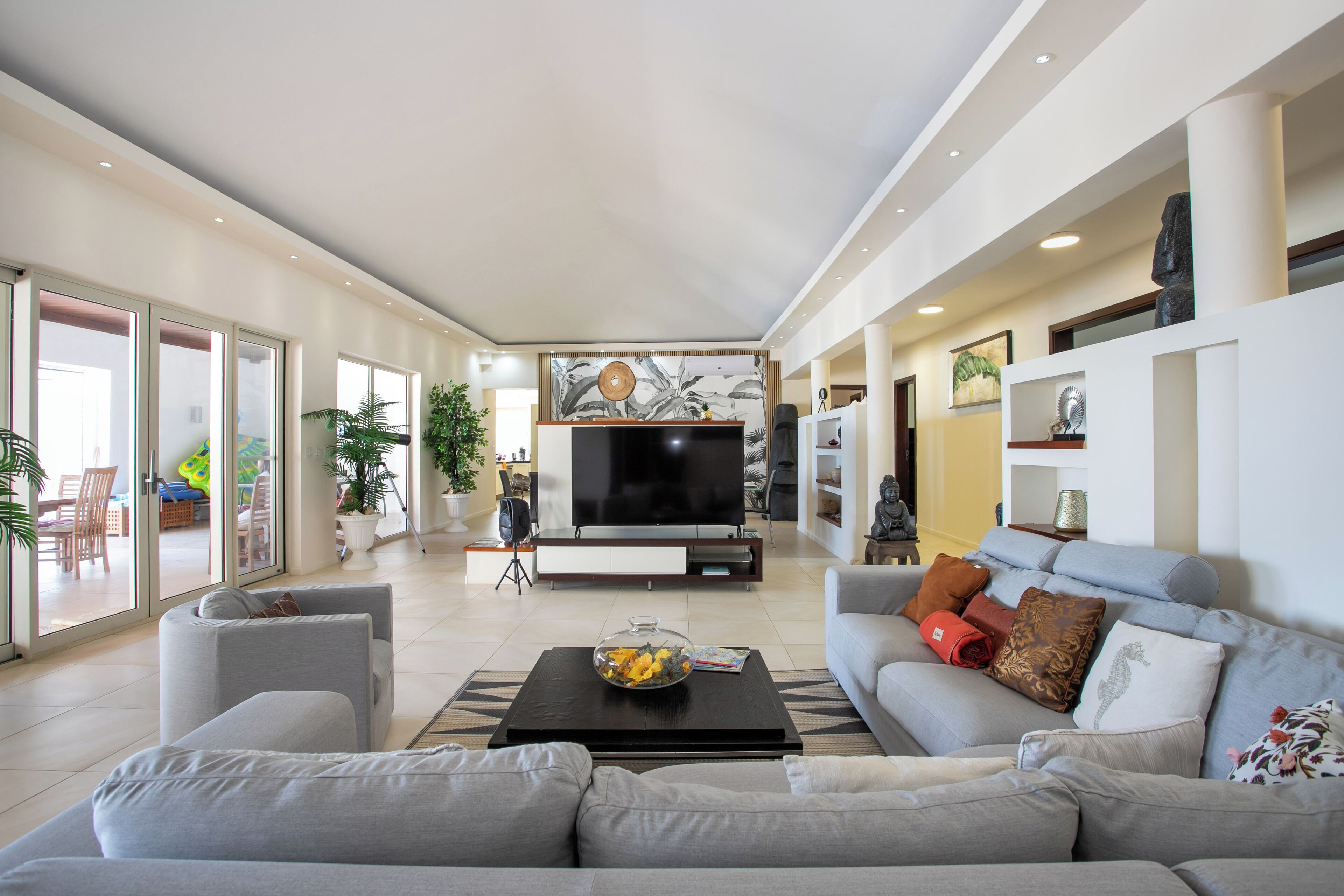 Una Smart TV, una mesa de tenis de mesa, libros, un reproductor estéreo