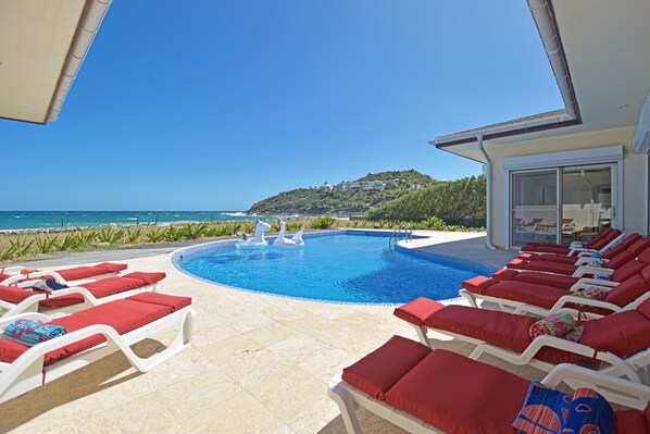 Outdoor pool - Direct Beachfront 6 BDR/en-suite /maid included. Excellent service. Rare gem (H) (Upper Prince's Quarter)