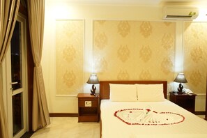 Superior Room, 1 Queen Bed, Partial Sea View | Minibar, in-room safe, desk, rollaway beds - Lê Na Villa Hotel (Da Nang)
