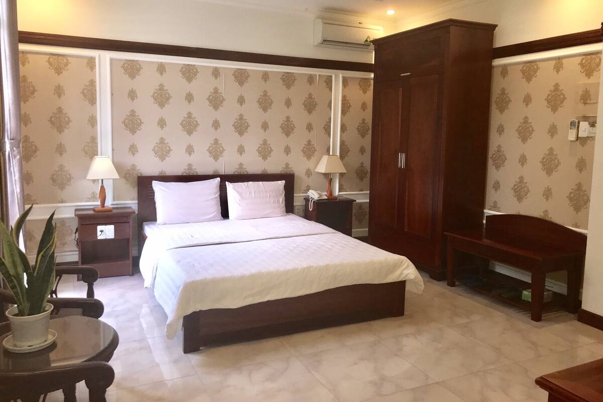 Deluxe-Zimmer, 1 Queen-Bett, Strandblick | Minibar, Zimmersafe, Schreibtisch, Zustellbetten