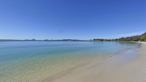 Una spiaggia nelle vicinanze
