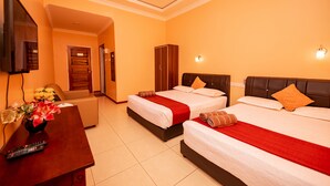 Deluxe Room | Peralatan tempat tidur premium, gebar bulu kapas, bar mini, meja 
