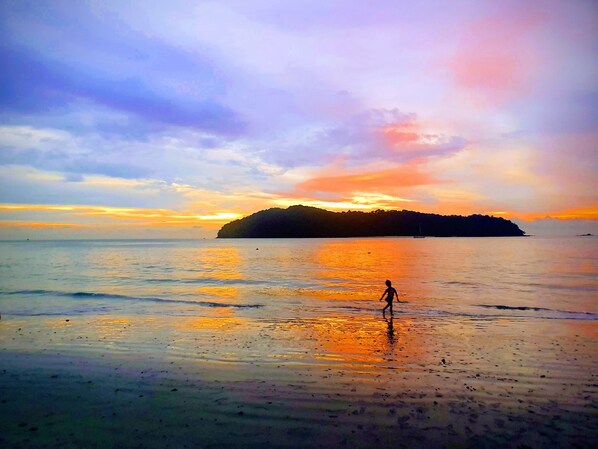 Beach nearby, white sand, 10 beach bars - D Village Cottage (Langkawi)