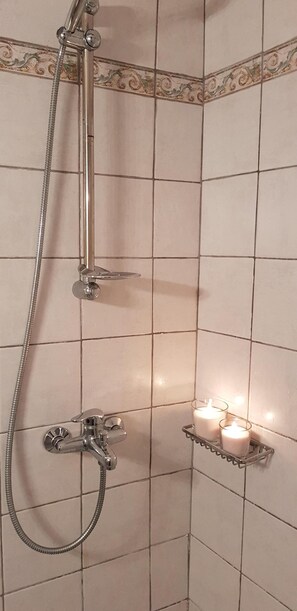 Douche, sĂšche-cheveux, serviettes fournies, savon