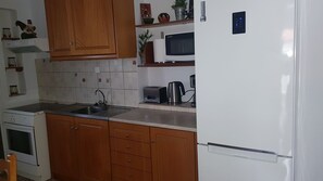 Réfrigérateur, four à micro-ondes, un four, surface de cuisson