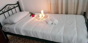 3 chambres, fer et planche à repasser, literie fournie