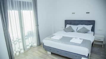 Kamar Double Deluks, pemandangan gunung | Minibar, brankas, meja kerja, dan kedap suara