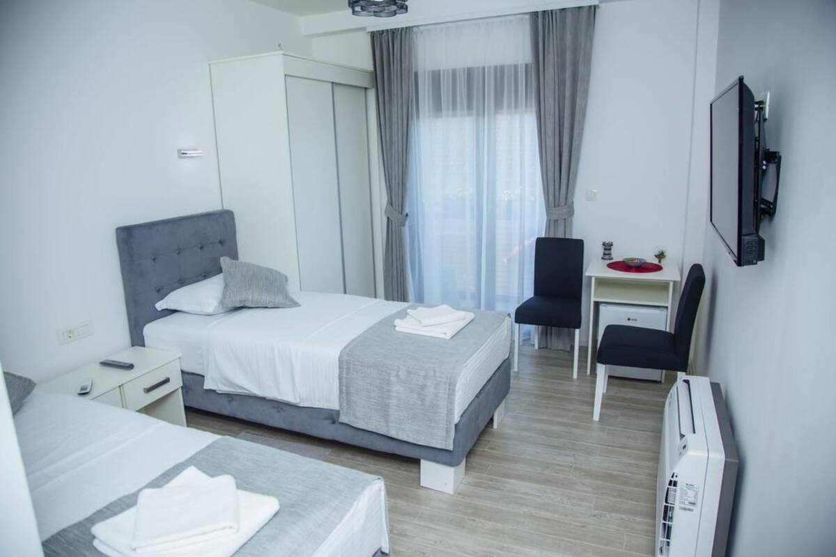 Minibar, caja de seguridad en la habitación y escritorio 