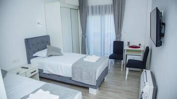 Rom – deluxe, fjellutsikt | Minibar, safe på rommet, skrivebord og lydisolert