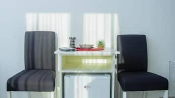 Deluxe Double Room, Mountain View | Minibar, in-room safe, desk, soundproofing