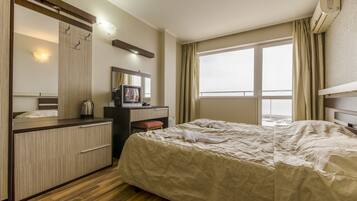 Habitación doble, balcón, vista a la bahía | Cunas gratuitas, internet por cable gratis y ropa de cama