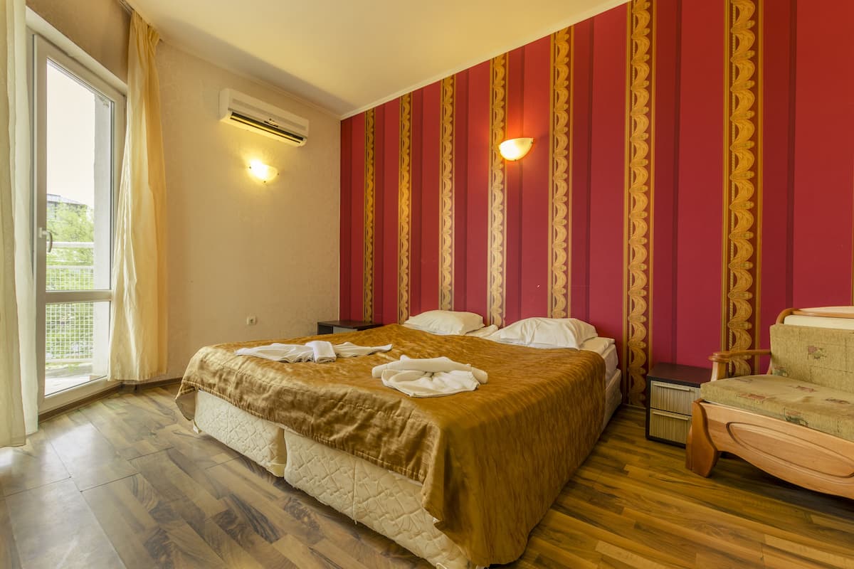 Apartment, Balcony, Garden View | Cribs (free), bed sheets