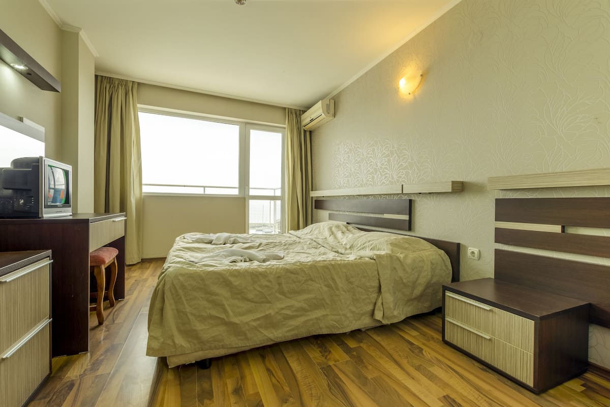 Double Room, Balcony, Bay View | Cribs (free), bed sheets