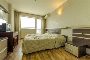 Double Room, Balcony, Bay View | Free cribs/infant beds, free wired internet, bed sheets - Lotos (Balchik)