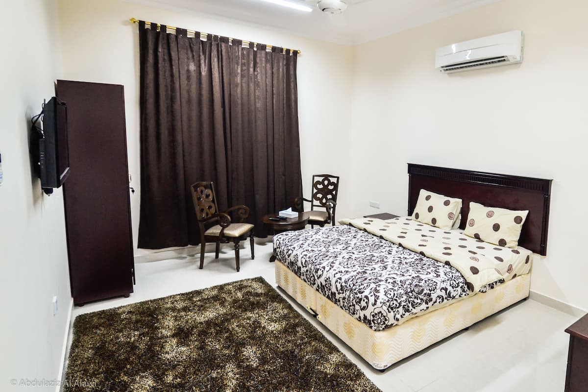 Double Room, 1 King Bed | Minibar, rollaway beds (free), WiFi (free)