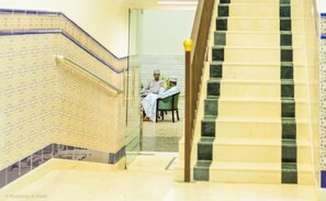 ฝักบัว, ผ้าเช็ดตัว, สบู่, ยาสระผม