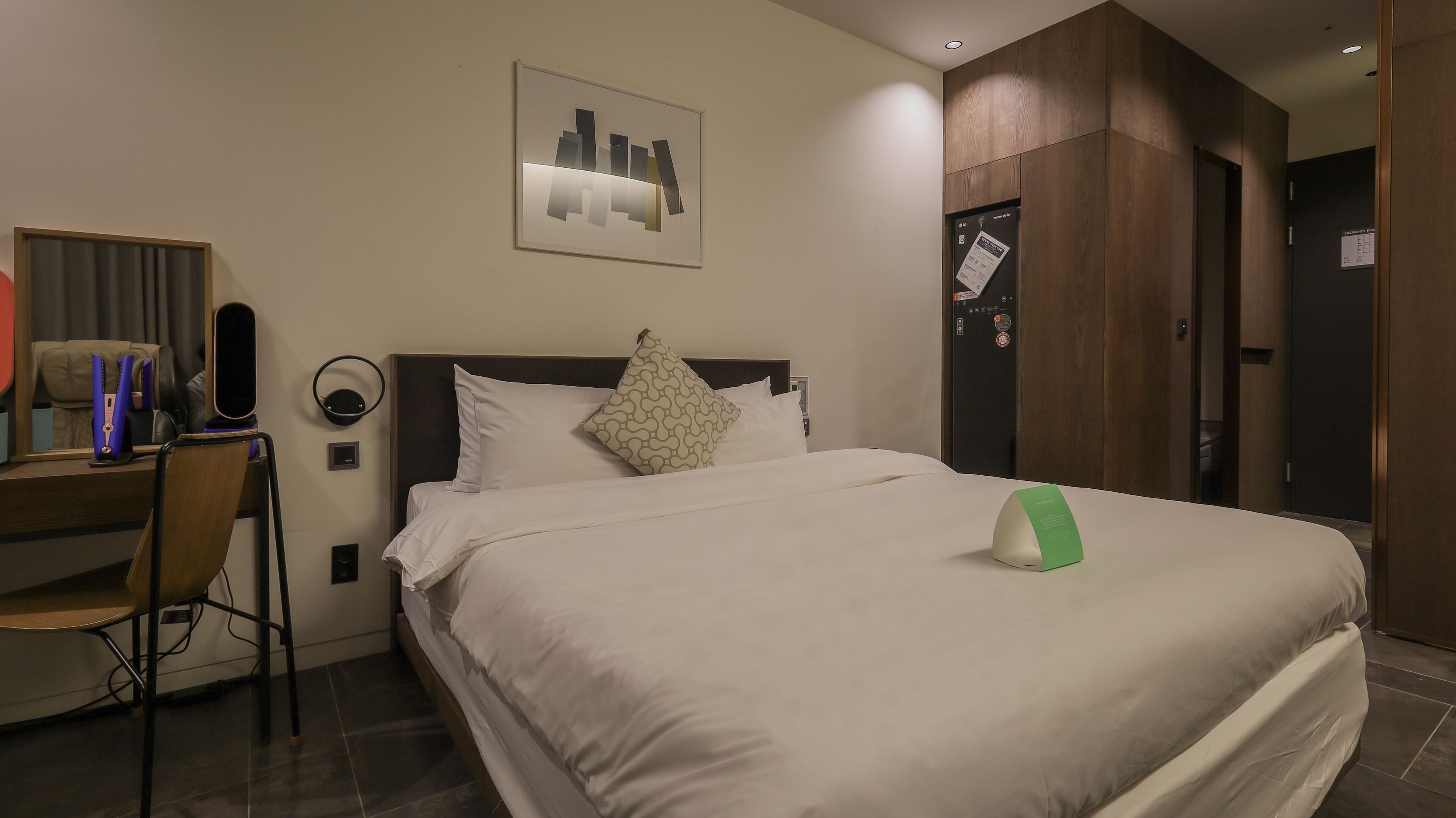 Suite Junior | Couette en duvet, lit avec matelas en mousse à mémoire, bureau
